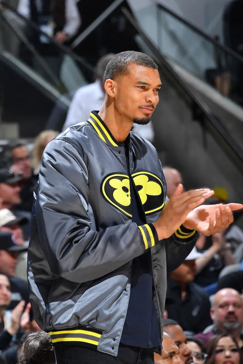 爱奇艺下载-场边助威！文班亚马身着LV联名夹克在场下为队友鼓掌喝彩